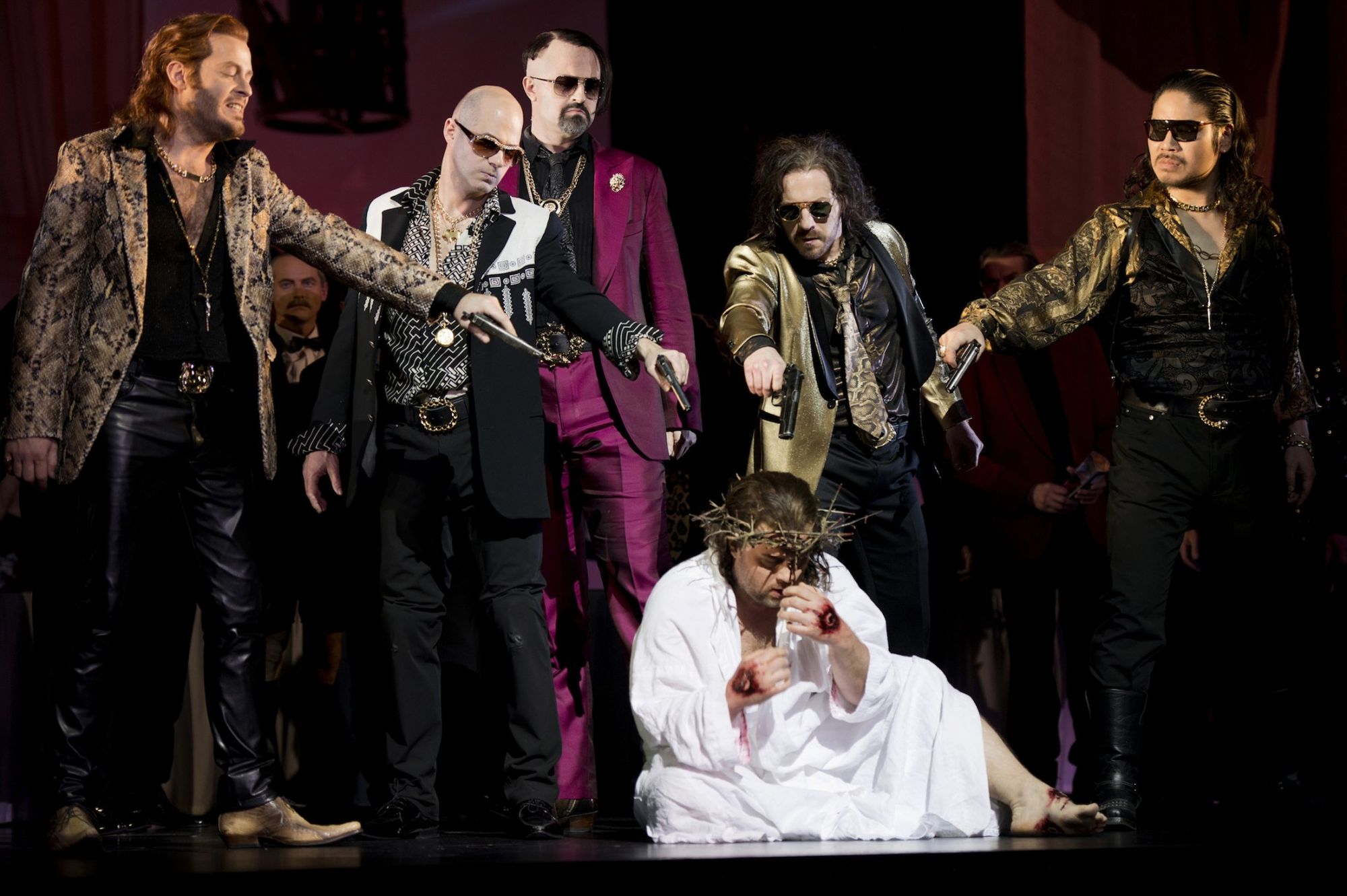 Theater Dortmund Opernhaus Spielzeit 2013/2014 Premiere 01.12.2013 Tannhäuser und der Sängerkrieg auf Wartburg Oper von Richard Wagner Musikalische Leitung: Gabriel Feltz Regie: Kay Voges Bühne: Daniel Roskamp Kostüme: Michael Sieberock-Serafimowitsch Video: Daniel Hengst Choreinstudierung: Granville Walker Dramaturgie: Georg Holzer Besetzung Hermann, Landgraf von Thüringen: Christian Sist Tannhäuser: Daniel Brenna Wolfram von Eschinbach: Gerardo Garciacano Walther von der Vogelweide: John Zuckerman Biterolf: Morgan Moody Heinrich der Schreiber: Fritz Steinbacher Reinmar von Zweter: Martin Js. Ohu Elisabeth, Nichte des Landgrafen: Christiane Kohl Venus: Hermine May Ein junger Hirt: Anke Briegel Vier Edelknaben: Jasmin Dommen, Hasti Molavian, Paulina Steinmeyer, Britta Wille Live-Kamera: David Wesemann Mit den: Dortmunder Philharmonikern Mit dem : Opernchor des Theater Dortmund Mit dem: Extrachor des Theater Dortmund © Thomas M. Jauk / Stage Picture