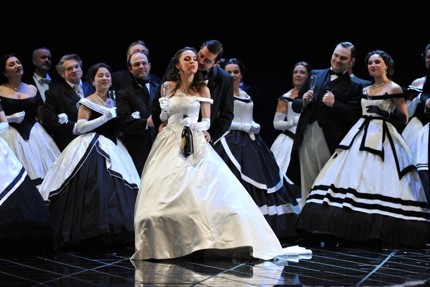 Deutsche Oper am Rhein / La Traviata _ Olesya Golovneva (Violetta Valéry), Bogdan Baciu (Barone Duphol), Felix Rathgeber (Marchese d' Obigny), Maria Kataeva (Flora Bervoix), Chor der Deutschen Oper am Rhein © Hans Jörg Michel - www.foto-drama.de