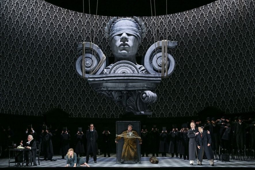 Oper Frankfurt / Die diebische Elster / La gazza ladra (Oper Frankfurt, 2014) / zeigt vorne v.l.n.r. Amtsrichter, Ninetta, Gottardo, Fernando Villabella, Fabrizio Vingradito und Giannetto sowie im Hintergrund das Ensemble © Wolfgang Runkel