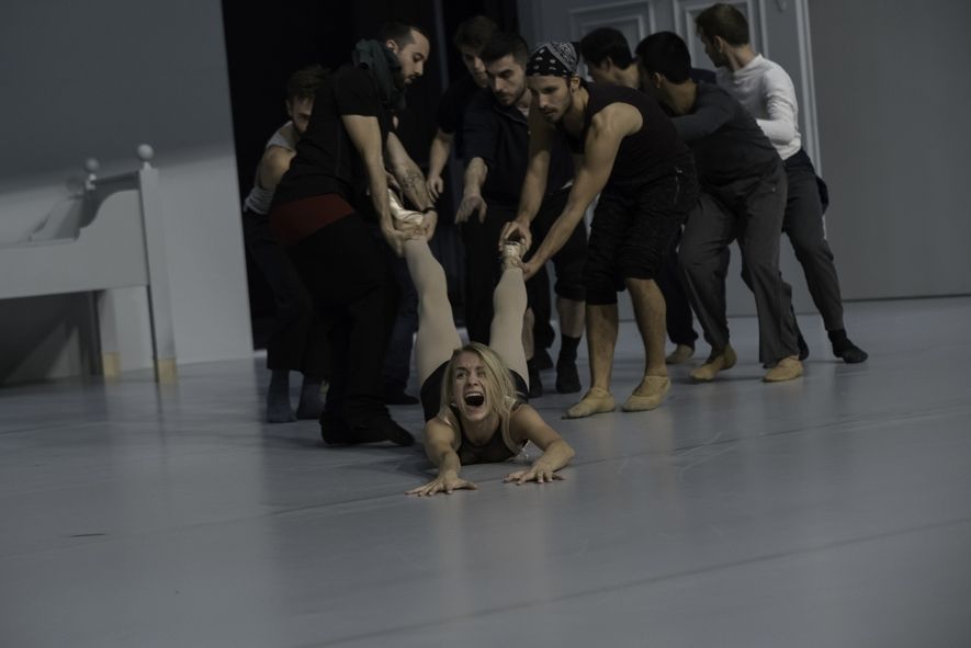 Theater und Philharmonie Thüringen / Das Thüringer Staatsballett tanzt Giselle im Theater Erfurt - Daria Suzi (Giselle) Herren des Thüringer Staatsballetts ©Viktor Koldamov