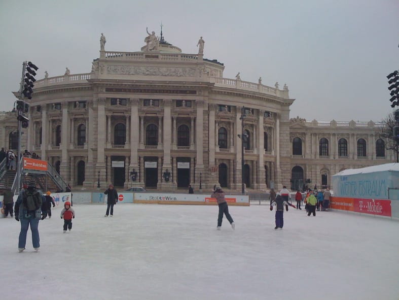 Wien, Burgtheater, Spatz und Engel - Populäre Kost, IOCO Kritik, 02.11.2013