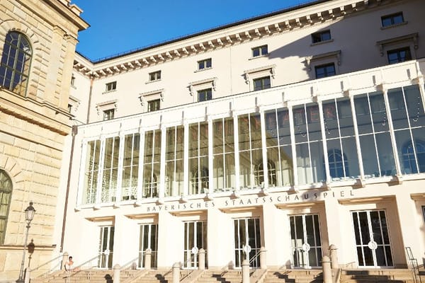 München, Residenztheater, DAS SCHLOSS - nach Franz Kafka, IOCO Kritik