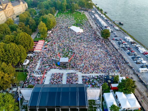 Düsseldorf / "Oper für Alle" der Rheinoper am 2.9.2023 am Rheinufer © Lucas Hirtz