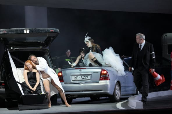 Oper Frankfurt / LE GRAND MACABRE hier vl Anna Nekhames (Venus), Peter Marsh (Piet vom Fass), Elizabeth Reiter (Amanda), Karo